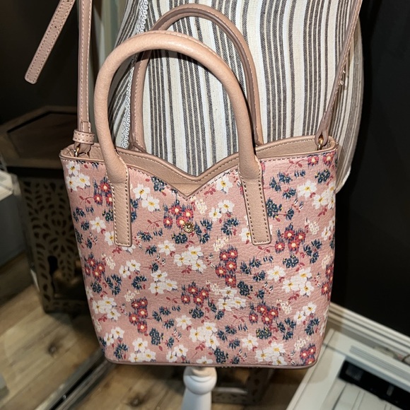 LC Lauren Conrad Handbags - 1 hour sale. Like new, Lauren Conrad, floral crossbody purse